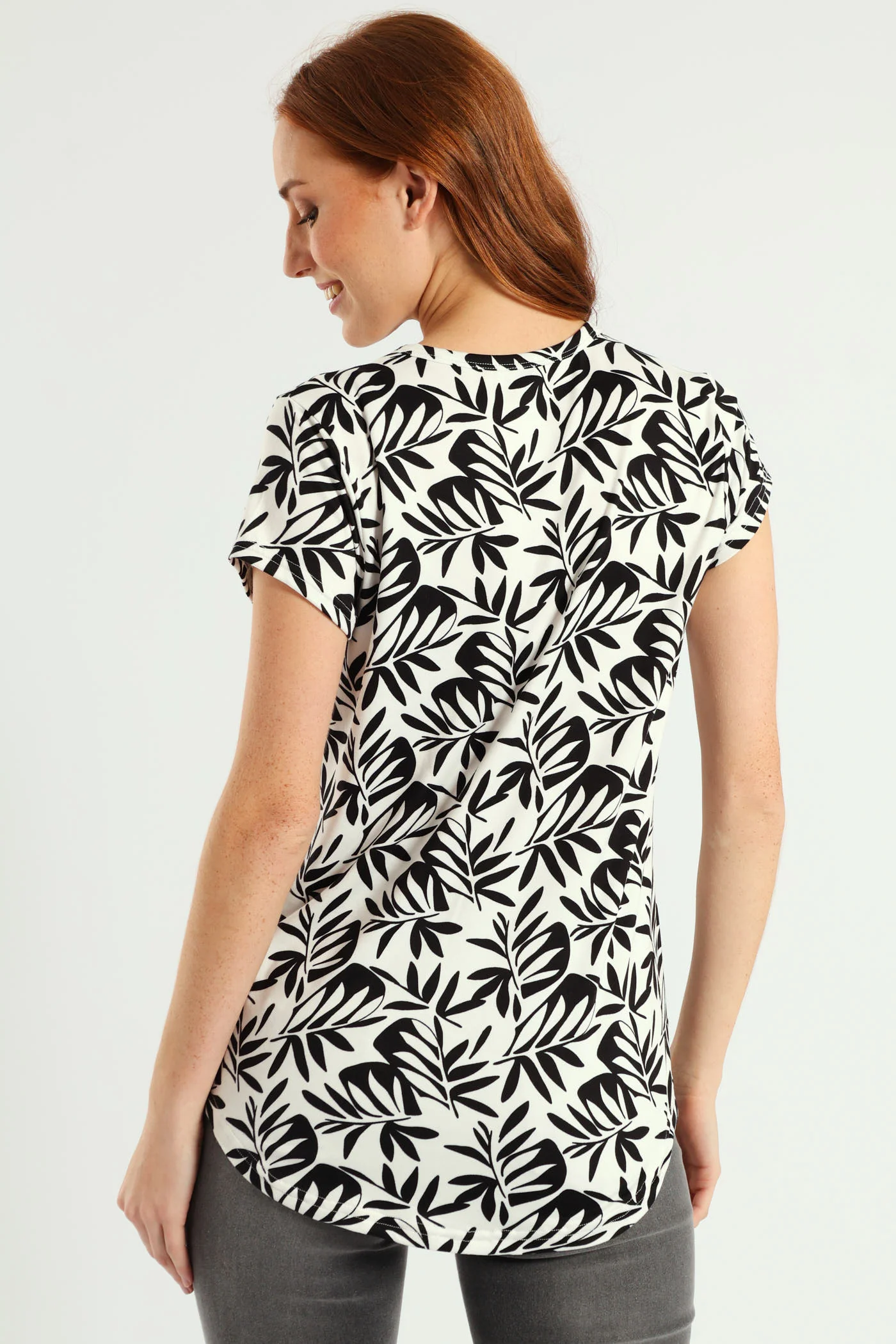 Two Tone Abstract Leaves Printed Pocket Tee - Black/White - Image 3