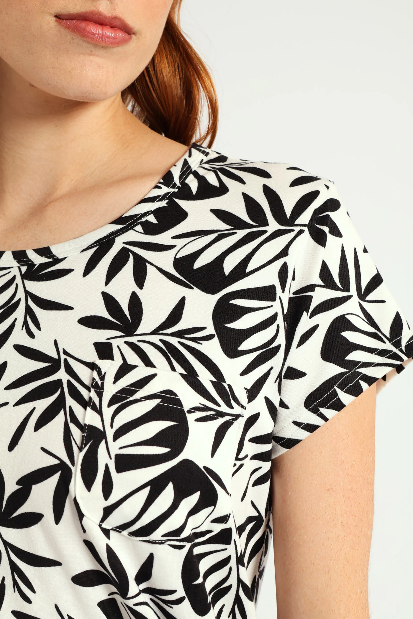 Two Tone Abstract Leaves Printed Pocket Tee - Black/White - Image 4
