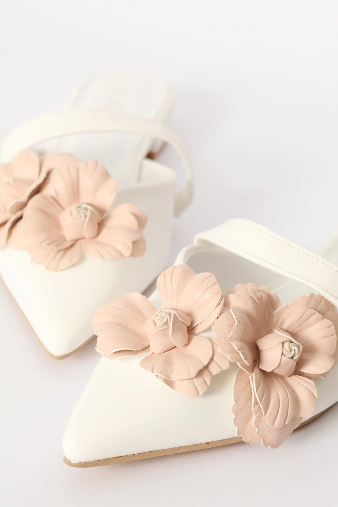 V-Cut Flower Trim Slip On - Off White - Image 3