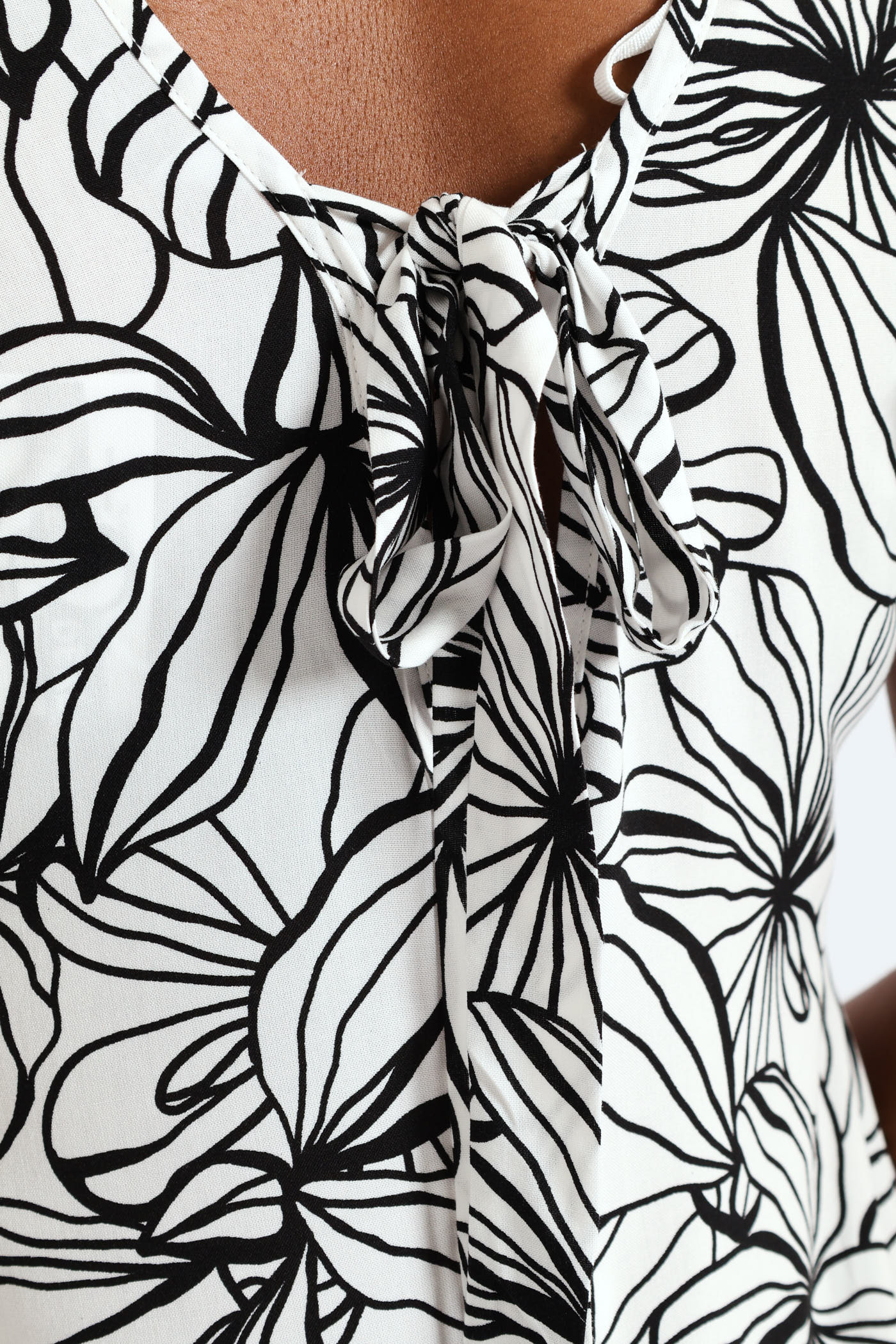 V-Neck Frill Sleeve Drop Hem Printed Mini Dress - White/Black - Image 3
